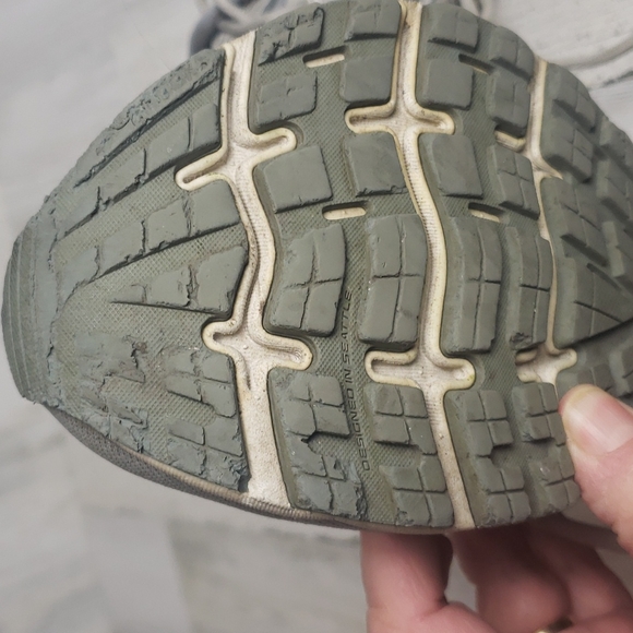 Brooks Ghost 13 gray and white running shoes. Size 10W - Picture 12 of 12